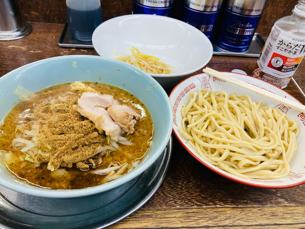 「シークワーサーつけ麺　ネギ、ニンニクマシ、魚粉」@麺でる 南大沢店の写真
