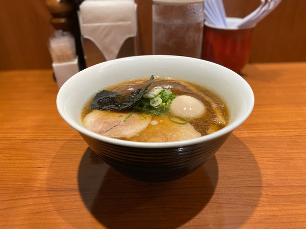 「玉子入り醤油らぁ麺」@支那そばや 東京ラーメンストリート店の写真