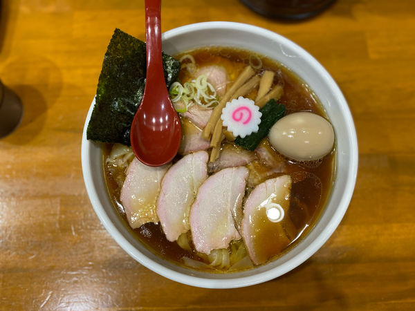 「焼豚ワンタン麺味玉入り　しょうが醤油味」@とら食堂 松戸分店の写真
