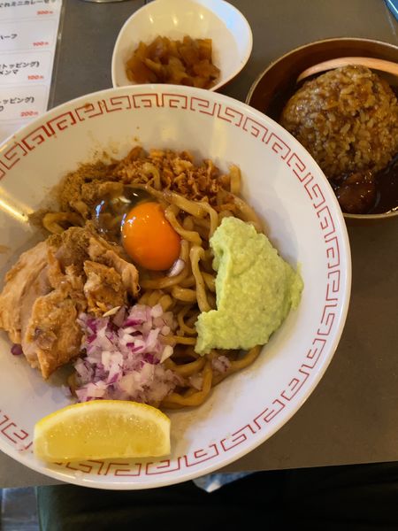 「グルグルまぜそば500円+牛スジカリー300円」@GURU GURU SIROHEBI NOODLEの写真