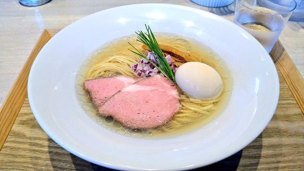 「宍道湖しじみ中華蕎麦+味玉」@宍道湖しじみ中華蕎麦 琥珀 東京本店の写真