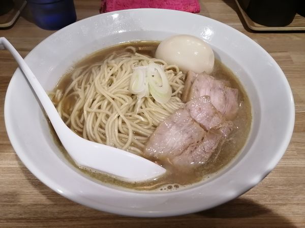 「肉そば(中)900円　クーポン半熟煮卵」@自家製麺 伊藤 神田店の写真