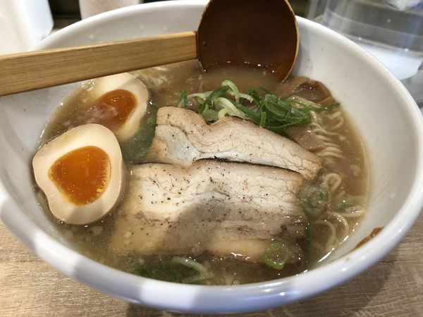 「鶏ガラとんこつ醤油ラーメン屋台味味玉」@よってこや 新宿南口店の写真