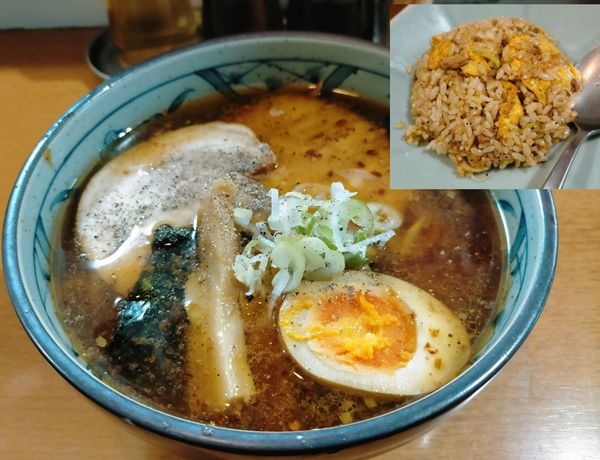 「醤油ラーメン700円＋100円チャーハン」@焦がしねぎらーめん 葱次郎 大宮西口店の写真