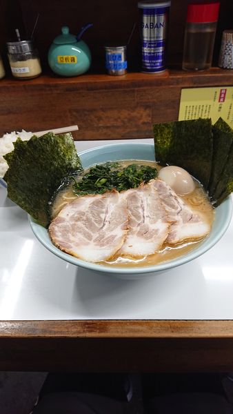 「ラーメン大(2玉)チャーシュー＆海苔＆ほうれん草増し、味玉」@横浜家系ラーメン 楊喜家の写真