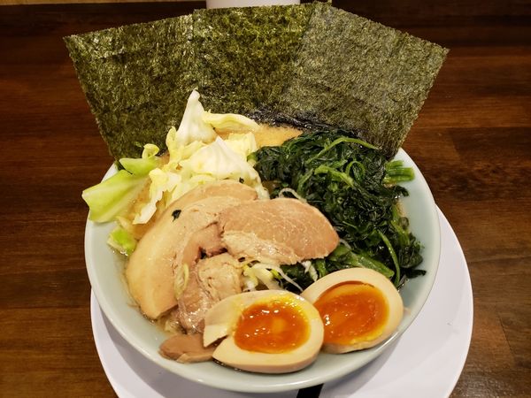 「醤油味玉ラーメン+ホウレン草」@濃厚とんこつラーメン 大源家 前橋駒形本店の写真