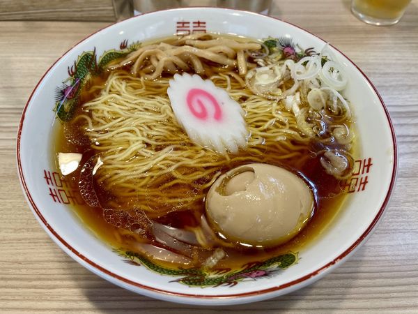 「サッポロ赤星→ 支那そばチャーシュー［肉別皿］＋味玉」@くじら食堂bazar 三鷹店の写真