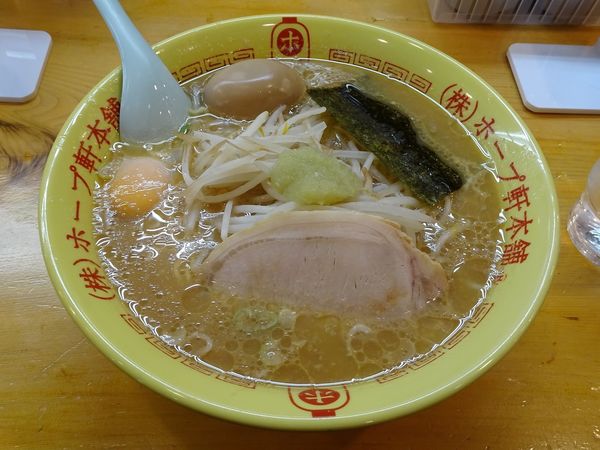 「中華そば味付き玉子入り（780円）＋生玉子＋ニンニクS」@ホープ軒本舗 吉祥寺店の写真