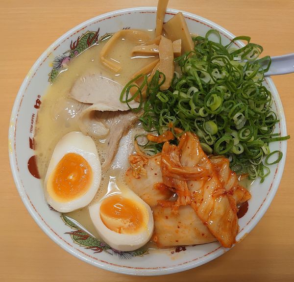 「屋台の味(味玉、ねぎ、キムチ、1190円)」@天下一品 本川越店の写真