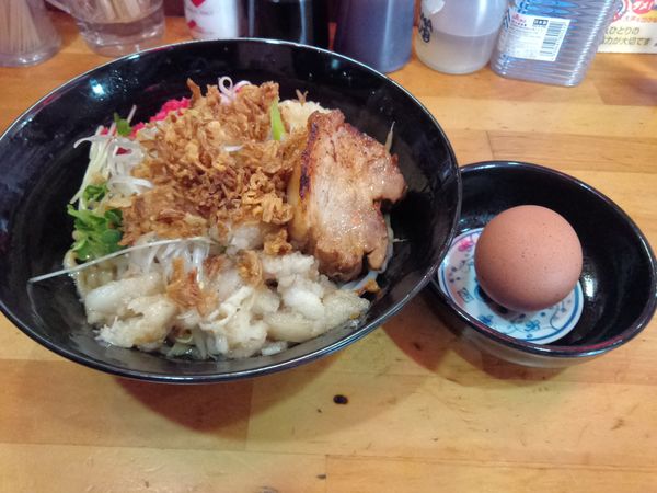 「まぜそば小　８００円　ニンニク背油紅生姜マシマシネギ玉子マシ」@浦和まぜそば 志げるの写真