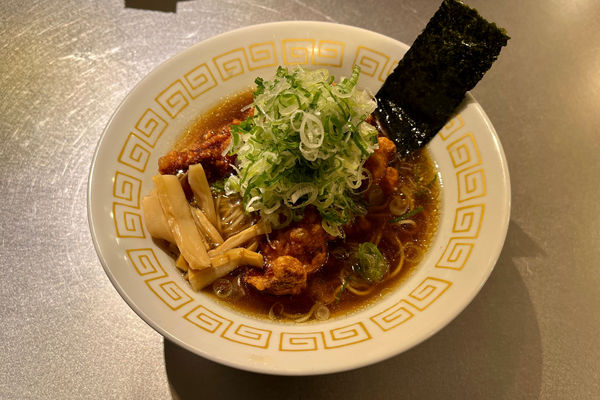 「唐揚げ中華そば850円+青ネギ100円」@麺や くろえもんの写真