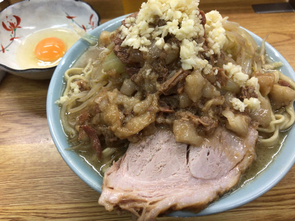 「ラーメン(ヤサイチョイマシ、ニンニク、アブラ)+生玉子 900円」@ラーメン そらの写真
