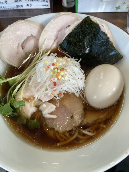 「醤油らーめん鶏ストレート＋味玉＋鶏チャーシュー（1050円）」@らぁめんひろりんの写真