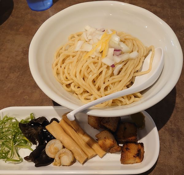 「ホタテ油そば(900円)」@NOODLE VOICEの写真