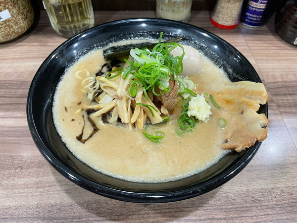 「こってりラーメン + チャーシュー + 味玉 + 和え玉(黒)」@特製ラーメンはせがわの写真