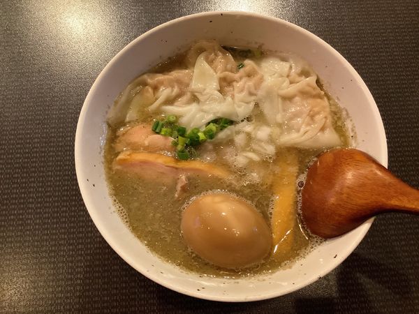 「煮干しラーメン+味玉+ワンタン（３個）」@笑へいの写真