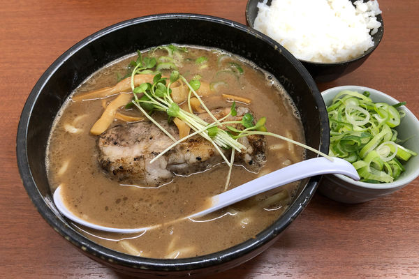 「【夜の部】ラーメン(太麺)830円+ネギ50円+ライス100円」@ラーメン ひかりの写真