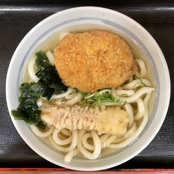 「コロッケうどん￥400＋ちくわ天（半分）￥50」@かのや 新宿東南口店の写真
