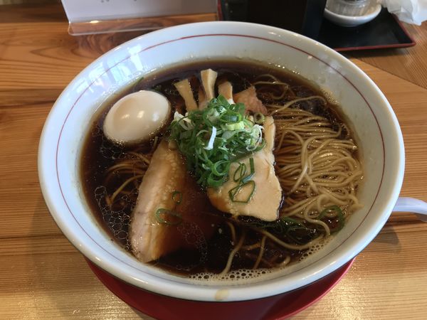 「醤油らぁめん 750円 + クーポン味玉」@らぁめん糸吉の写真