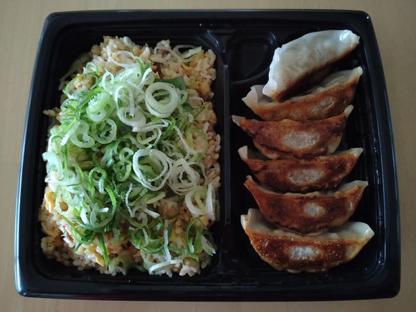 「餃子弁当　６２６円　※」@ラーメン魁力屋 葛飾南水元店の写真