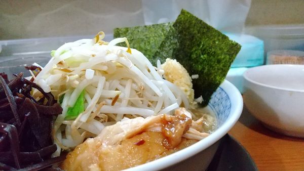 「#ラーメン #770円 #キクラゲ #味付き脂 #ニンニク」@ラーメン ぶぅさんの写真