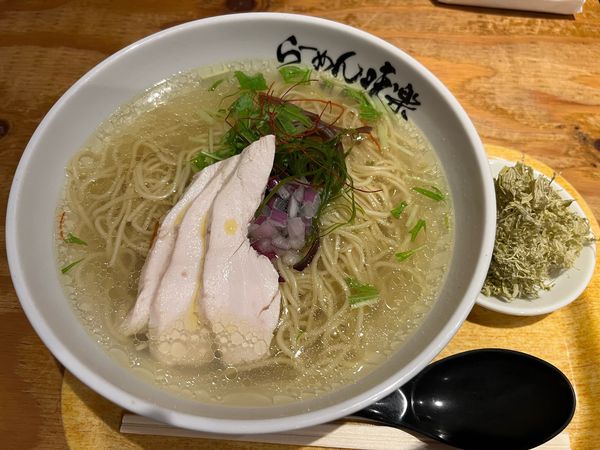 「宗谷の塩ラーメン 950円、とろろ昆布サービス(サービス)」@利尻らーめん 味楽 新横浜ラーメン博物館店の写真