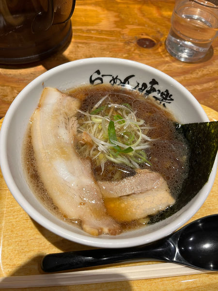 「焼き醤油ラーメン・ミニ 600円、チャーシュー(サービス)」@利尻らーめん 味楽 新横浜ラーメン博物館店の写真