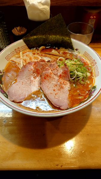 「辛いラーメン クーポン無料大盛100円」@なるめんの写真