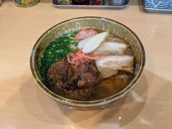「沖縄そば（ラフテーそば）」@魂麺の写真