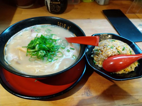 「特製ラーメン（うまやセット）ミニチャーハン付　980円」@豚旨うまやラーメン 記念橋店の写真