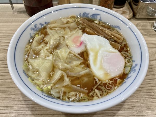 「サッポロ赤星＋チャーシュー皿 → ワンタンメン ＋ 半熟玉子」@らーめん 高尾の写真