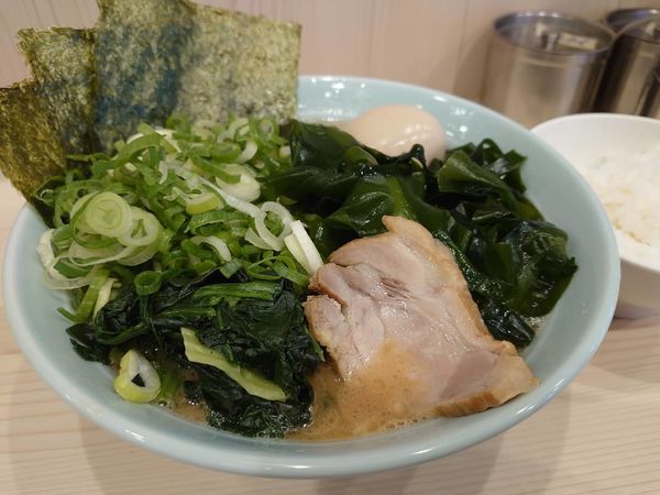 「ラーメン並盛＋九条ネギ＋穂先わかめ＋味玉」@家系 武の極みの写真