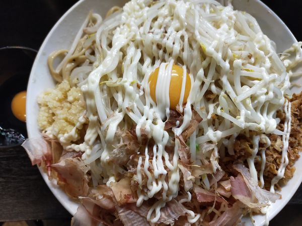 「汁無し蕎麦大1080円(700g)+生卵50円」@豚星。の写真