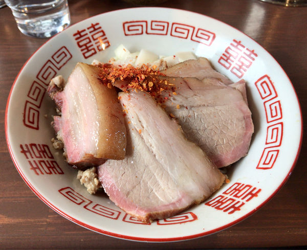 「炭火香るまぜそば（950円）」@自家製麺と自然派食材 晴耕雨読の写真
