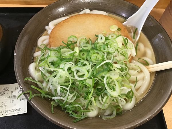「丸天うどん(やわ)490円」@牧のうどん 博多バスターミナル店の写真