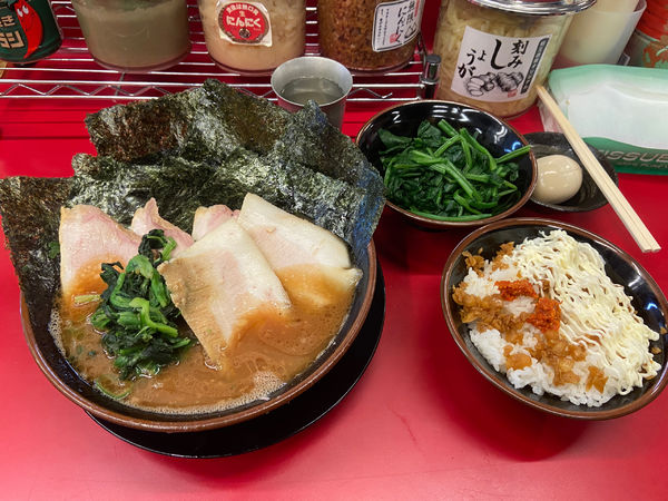 「チャーシューメン3枚中盛　海苔生ほうれん草豚トロ燻製卵　固め多め」@柏 王道家の写真