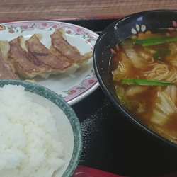 餃子・ピリ辛ラーメンセット