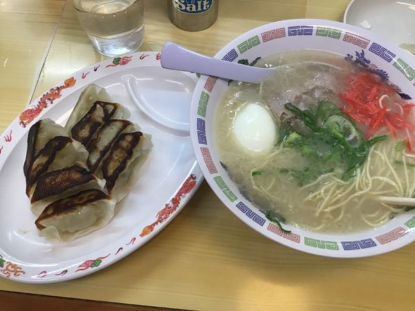 「餃子8個250円、博多ラーメン290円、ゆで卵60円」@博多ラーメン はかたや 西新店の写真