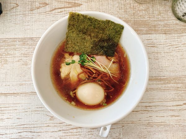 「醤油らーめん:730円, 味付け玉子:100円」@らーめん 羊と狼の写真