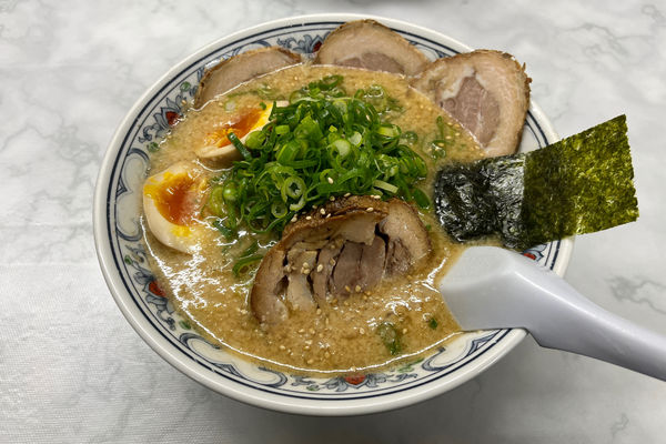 「特製背脂4倍生ニンニクそば 味噌750円+チャーシュー3枚+青ネ」@ラーメン・ぶーけの写真