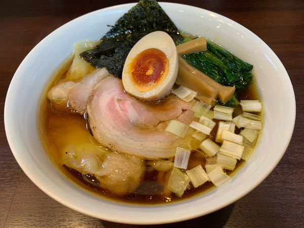 「醤油らーめん+ワンタン」@とものもとの写真