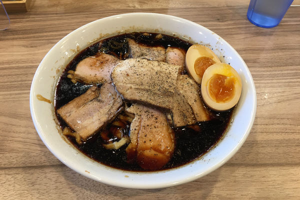「ブラックチャーシュー(大盛)1,100円＋味玉 120円」@くじら食堂 nonowa東小金井店の写真