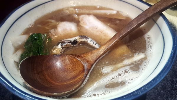 「かけ 850円」@烈志笑魚油 麺香房 三くの写真
