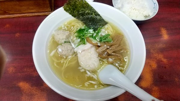 「鶏だしラーメン塩700円、サービス小ライス」@明星飯店の写真
