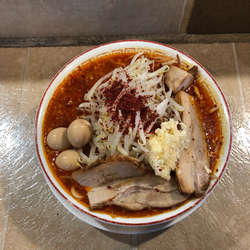 辛マンモスラーメン、ニンニク、うずら