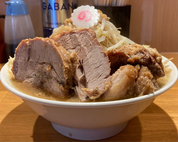 「ラーメン(小)ヤサイニンニクアブラ＋豚1枚」@麺屋 神工の写真