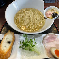 片口鰯の稚魚煮干しらぁめん870円、つけ玉ハーフ150円