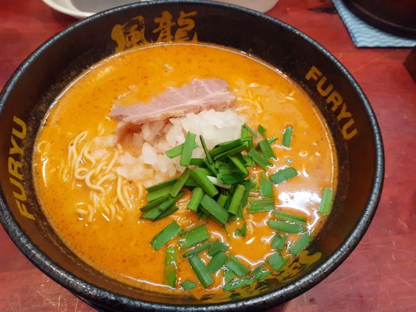 「辛ラーメン、替玉２玉」@とんこつラーメン 博多風龍 渋谷店の写真
