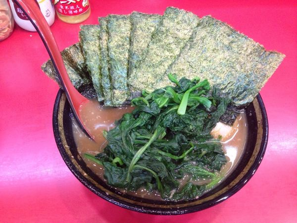 「ラーメン 720円＋のり 50円＋生ほうれん草 120円」@家系総本山 ラーメン吉村家の写真