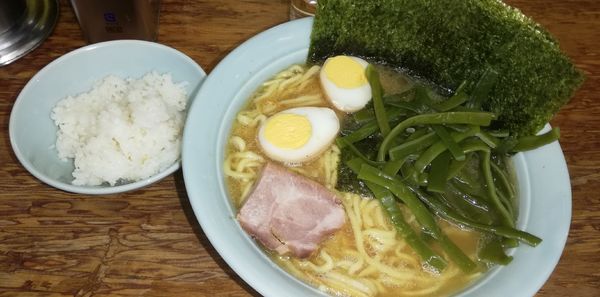「ラーメン中盛、茎わかめ、海苔、味玉、半ライス、計１３５０円」@まこと家の写真